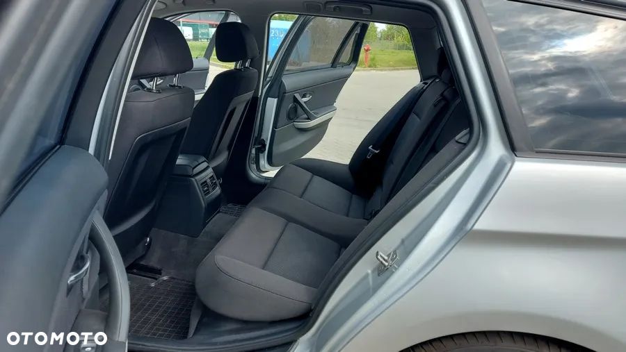 BMW Seria 3 318d DPF Touring - 14