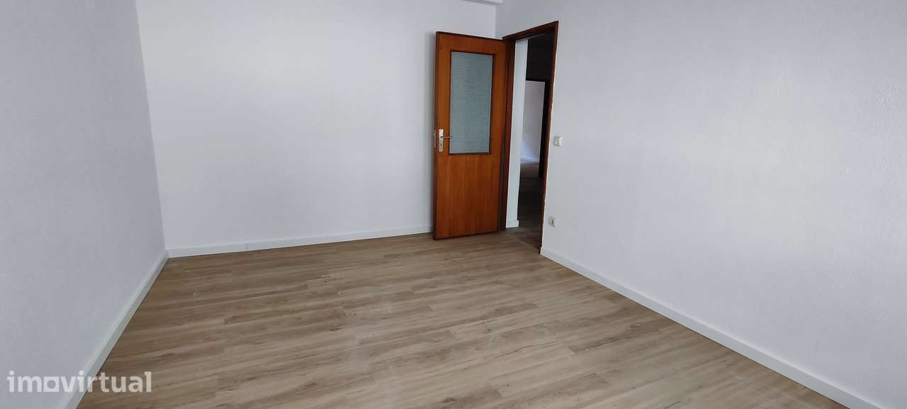 T4 em Rio Tinto com 2 casas de banho e varanda - Grande imagem: 2/4