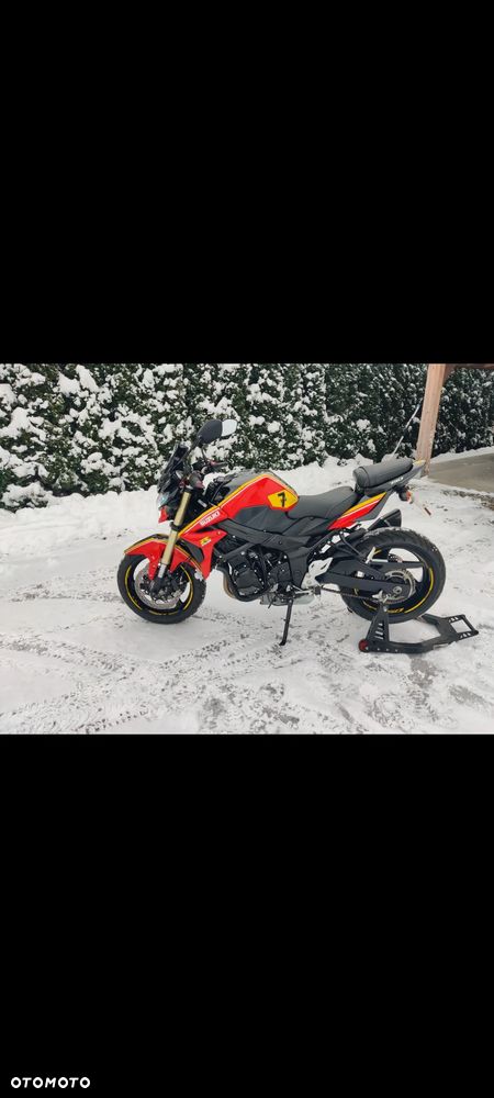 Suzuki GSR - 19