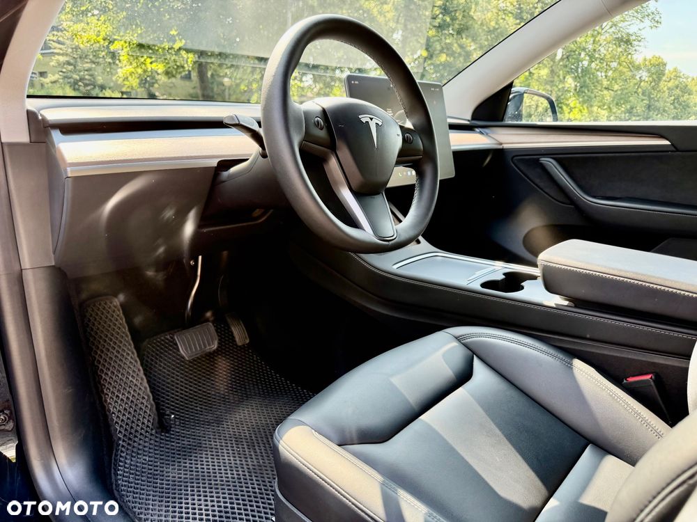 Tesla Model Y - 17