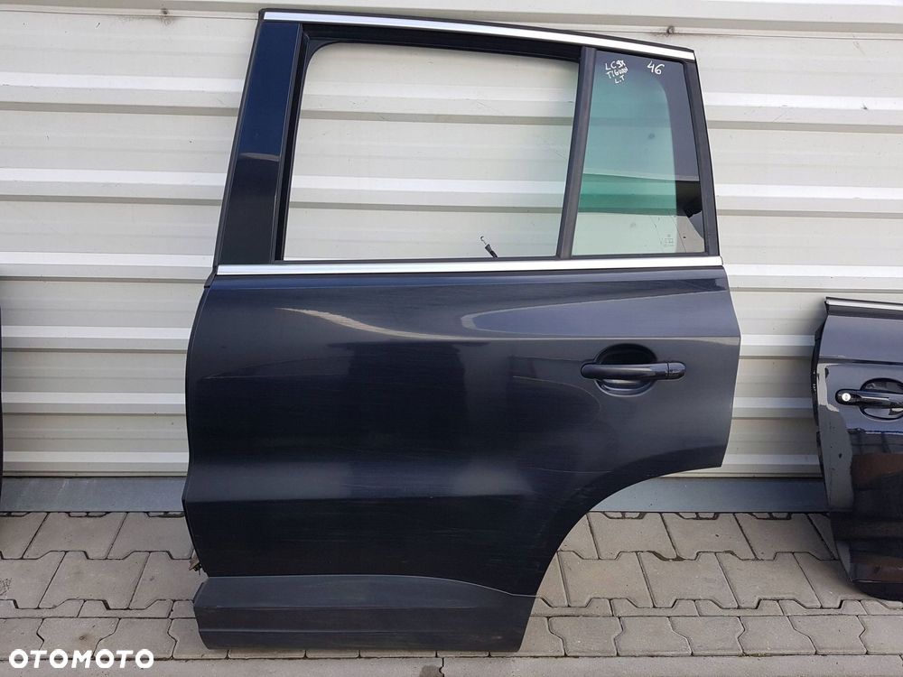 VW TIGUAN I 5N 06-15r DRZWI LEWE TYŁ LC9X
