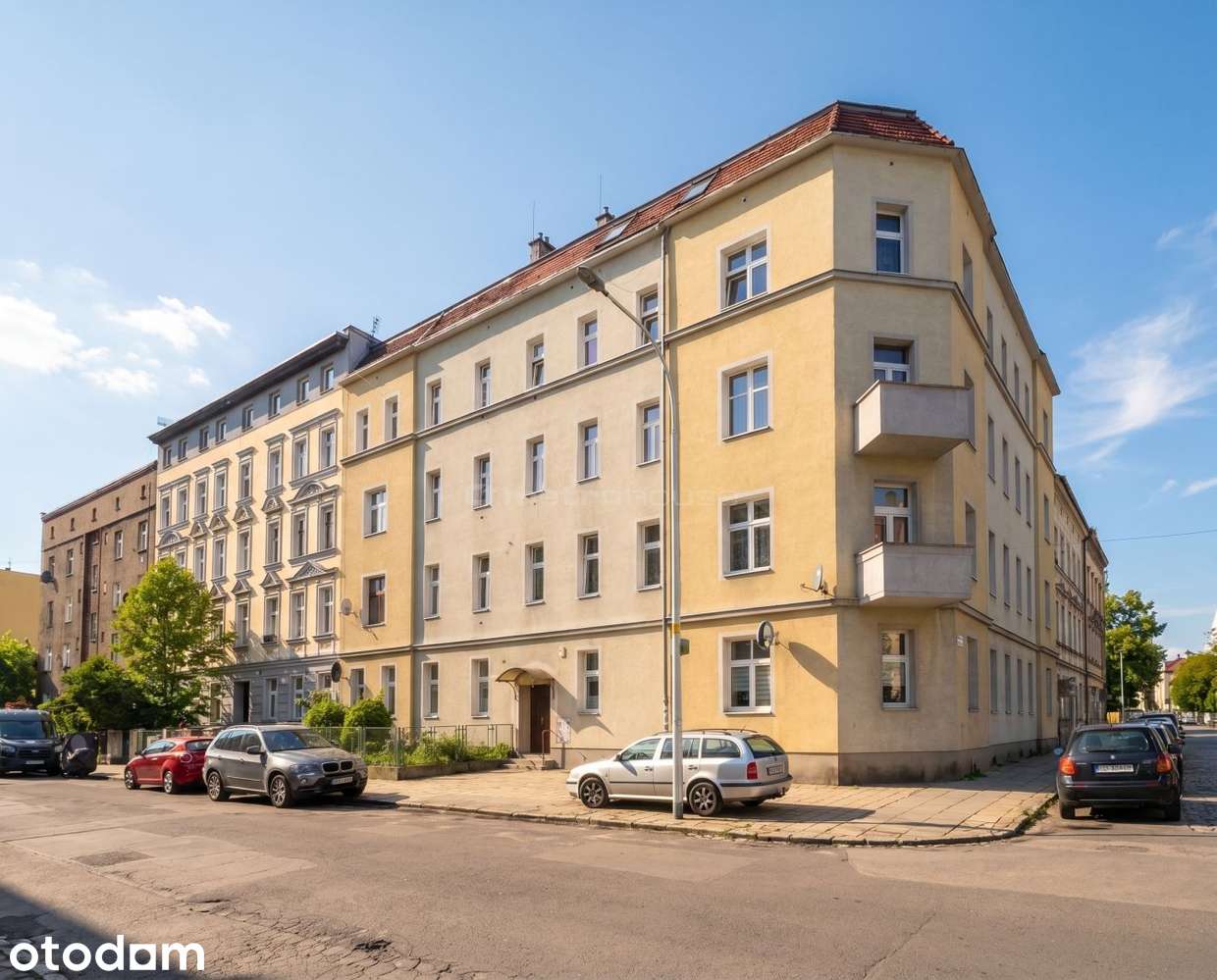 Duże 2-pokojowe mieszkanie w kamienicy Brochów