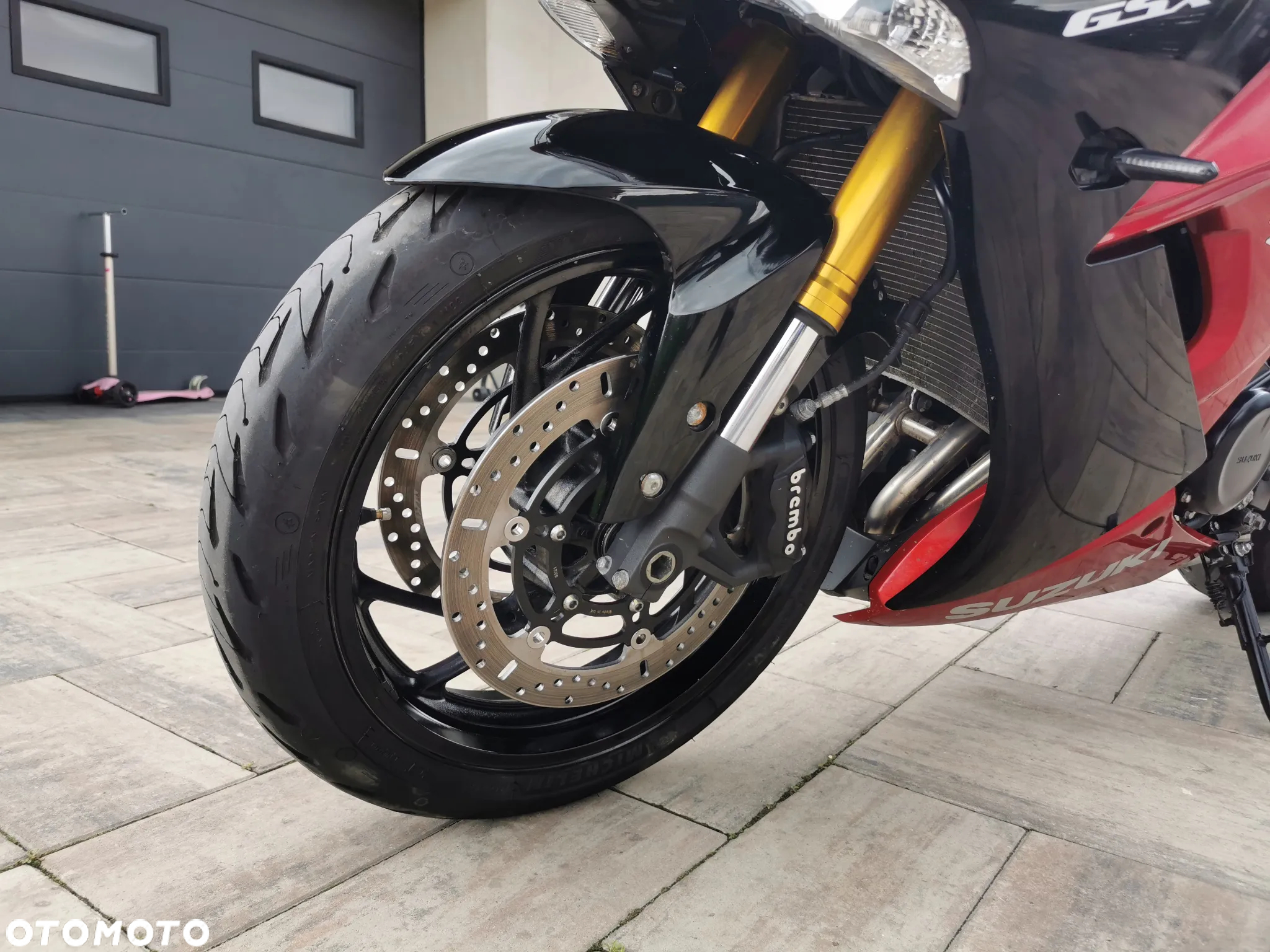 Suzuki GSX - 12