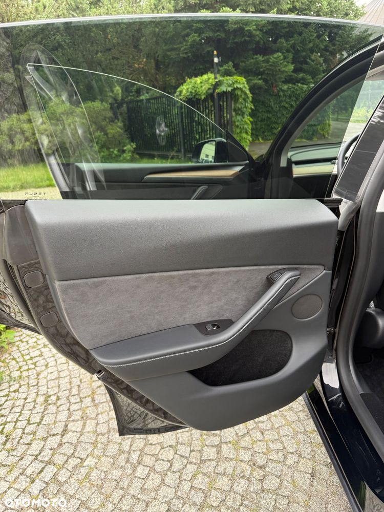Tesla Model Y - 17