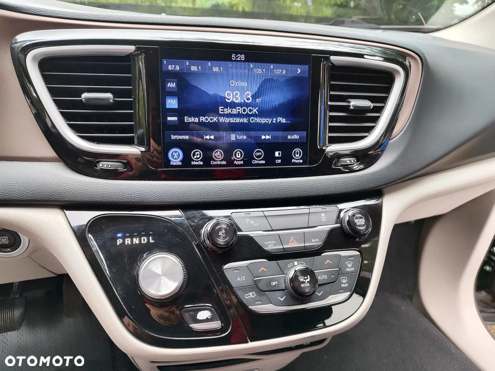 Chrysler Pacifica - 11