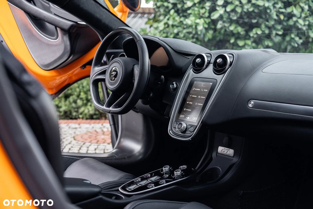 McLaren GT - 16