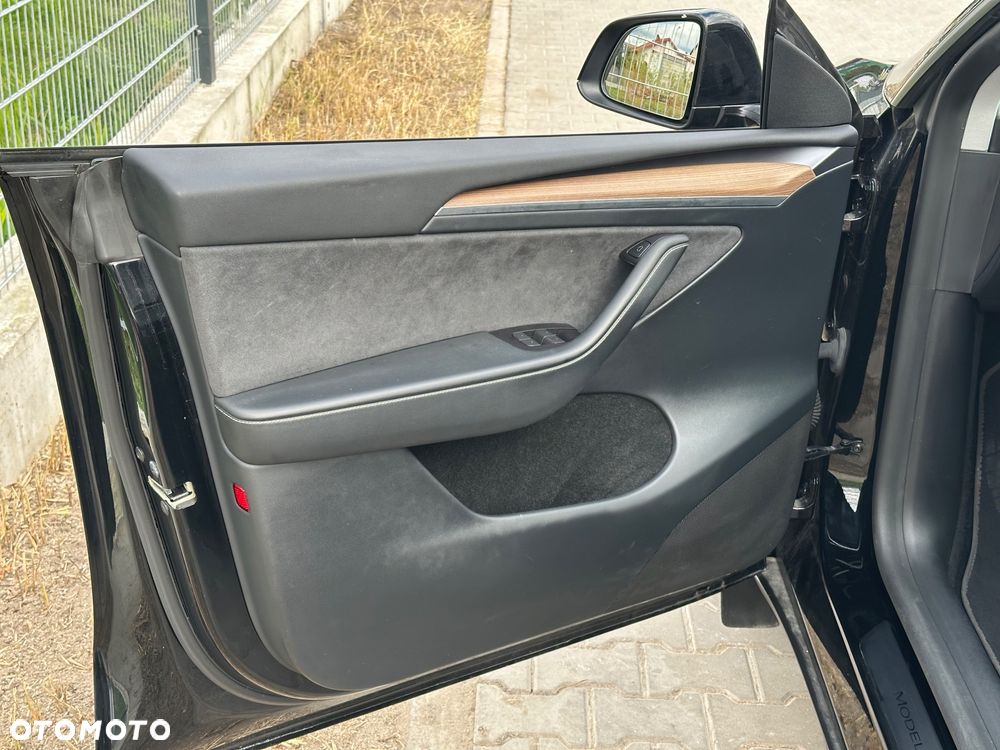 Tesla Y Performance AWD - 25