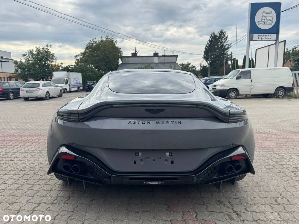 Aston Martin Vantage - 11