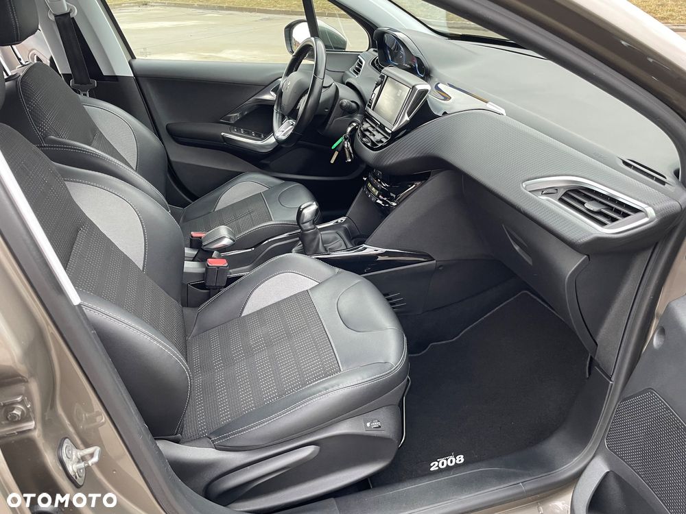 Peugeot 2008 1.2 Pure Tech Allure S&S - 19