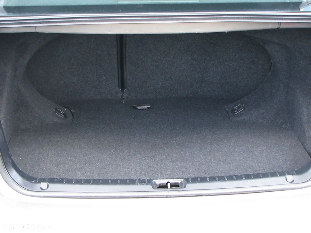 Toyota Avensis 2.0 VVT-i Executive - 9