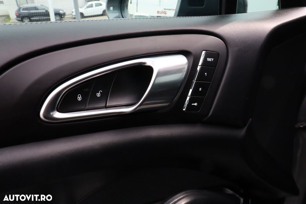 Porsche Cayenne 4.2 L S - 11