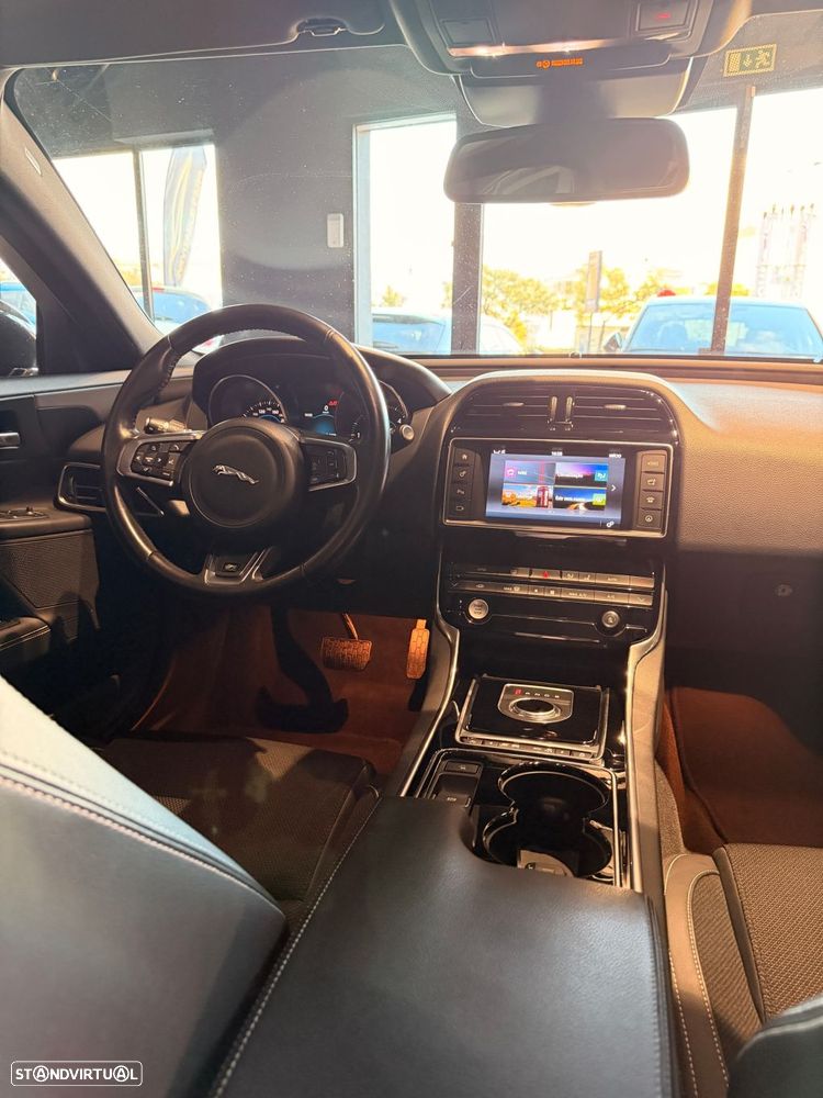 Jaguar XE 2.0 D R-Dynamic S - 21