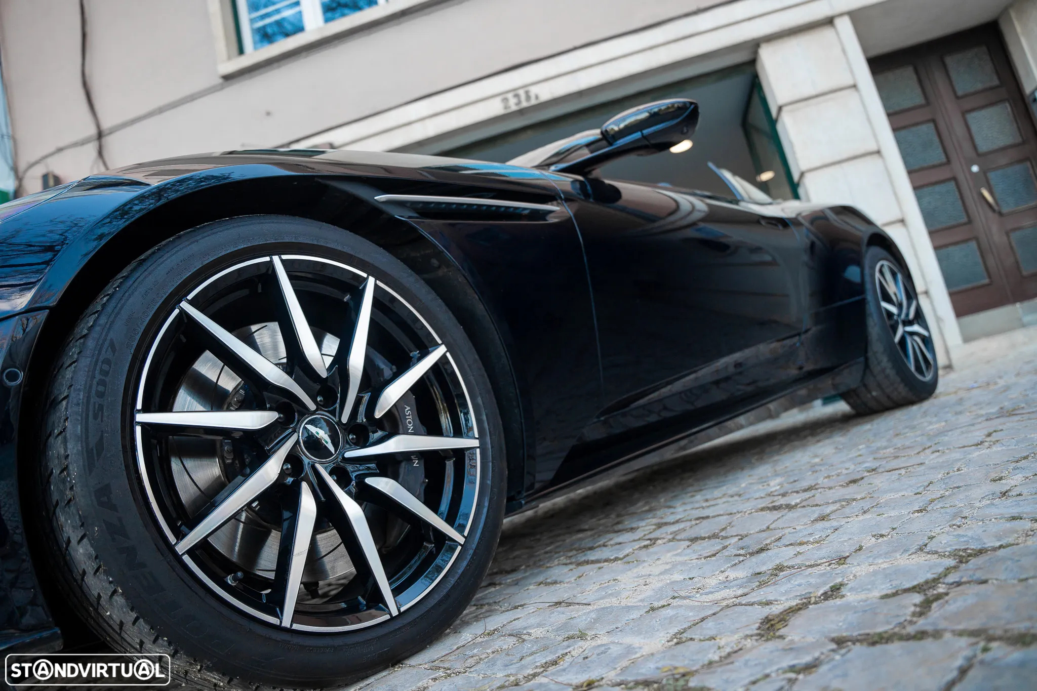Aston Martin DB11 Volante V8 Auto - 32