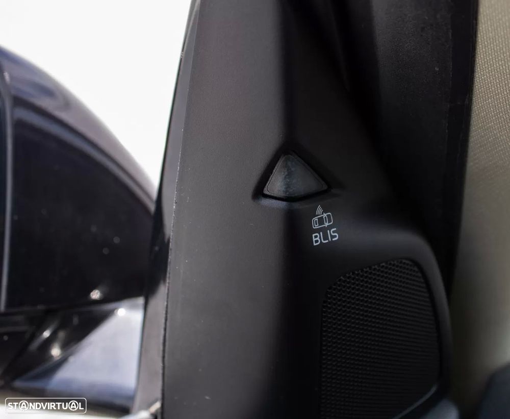 Volvo V60 D6 Plug-In-Hybrid AWD Geartronic Momentum — fotografia 40