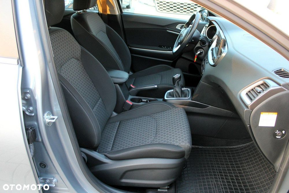 Kia Ceed 1.6 CRDi mHEV M - 10