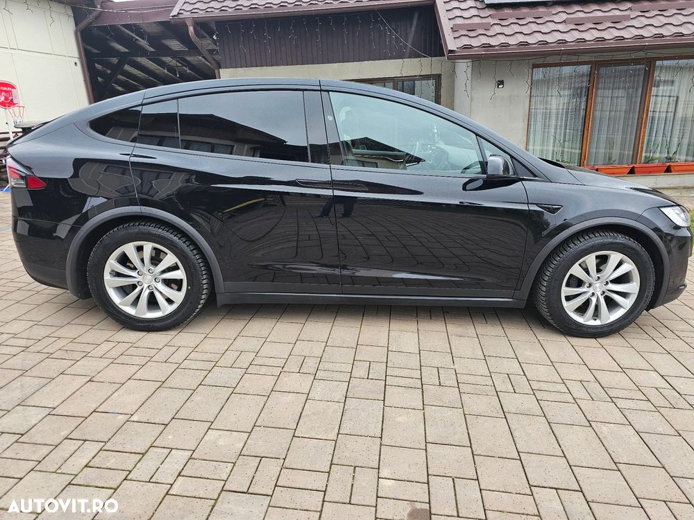 Tesla Model X - 25