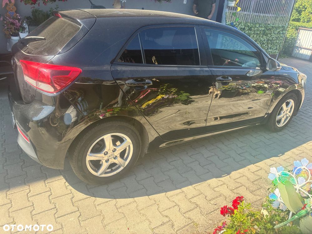Kia Rio 1.2 L - 6