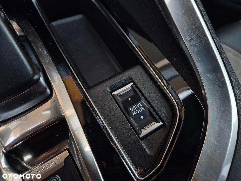 Peugeot 3008 1.6 PureTech HYbrid GT Line S&S EAT8 - 17