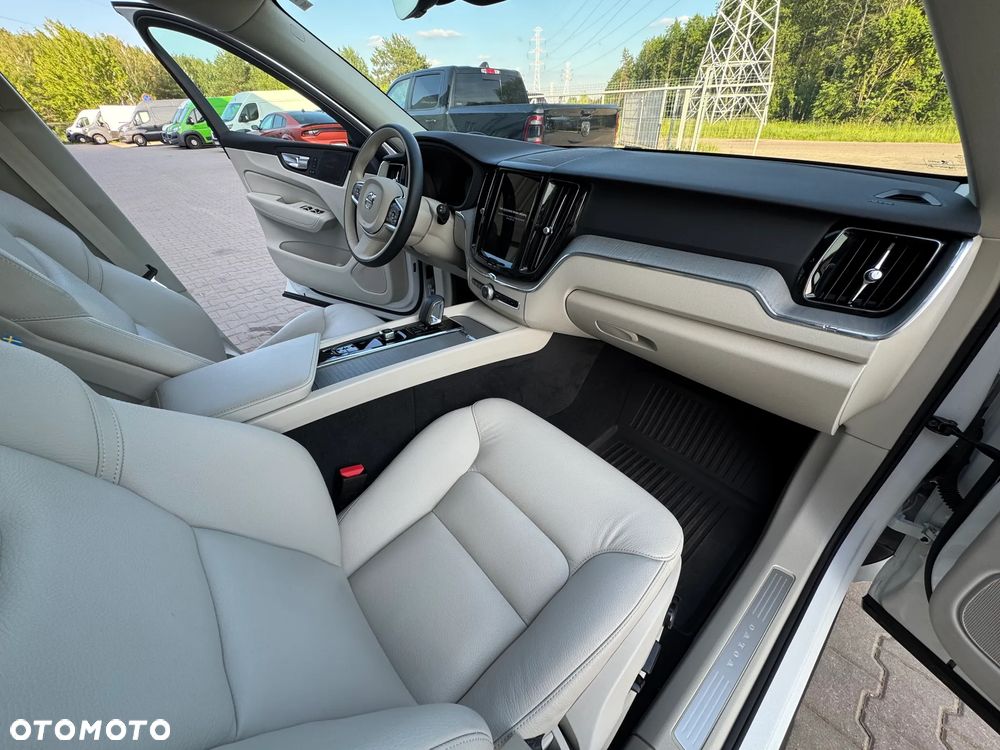 Volvo XC 60 B5 B AWD Plus Dark - 18
