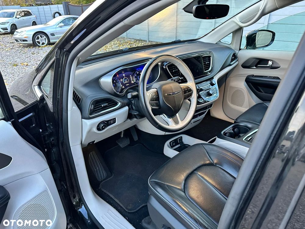 Chrysler Pacifica - 12