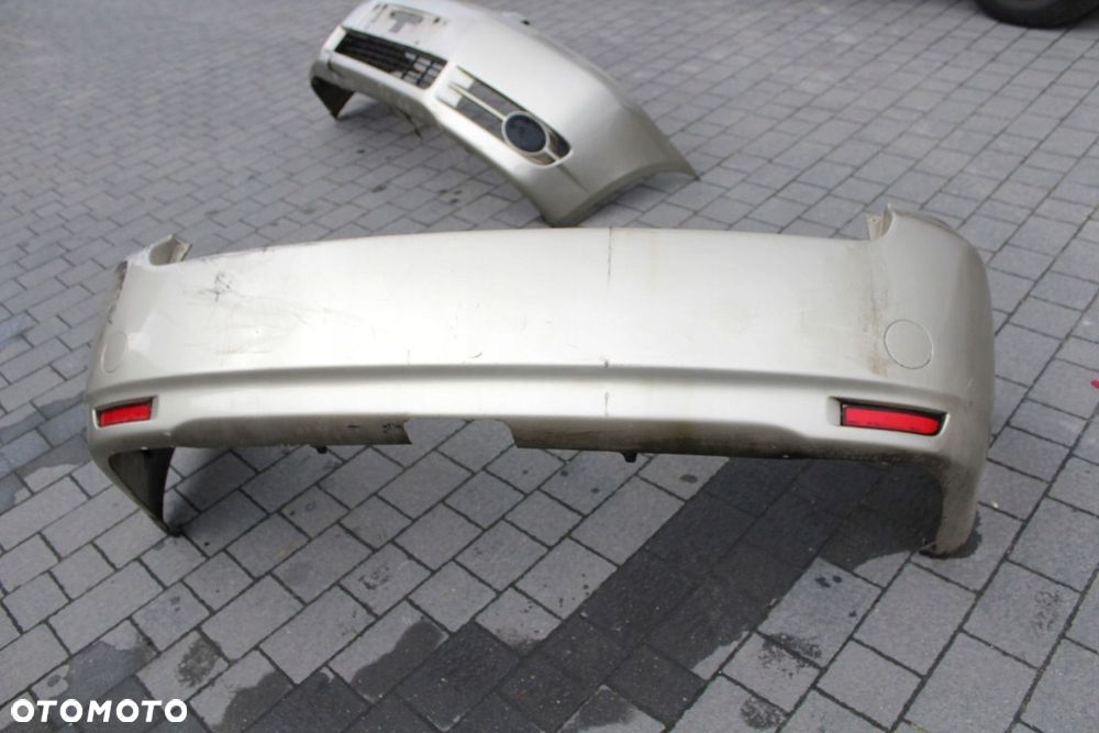 ZDERZAK TYŁ TOYOTA AVENSIS VERSO - 1