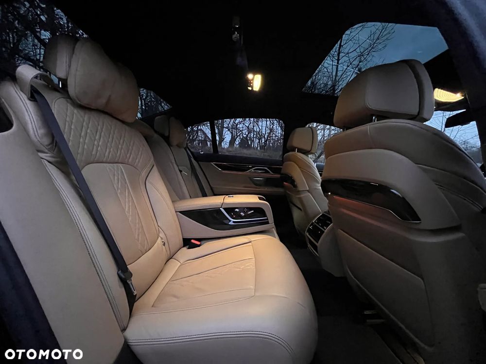 BMW Seria 7 740d xDrive - 32