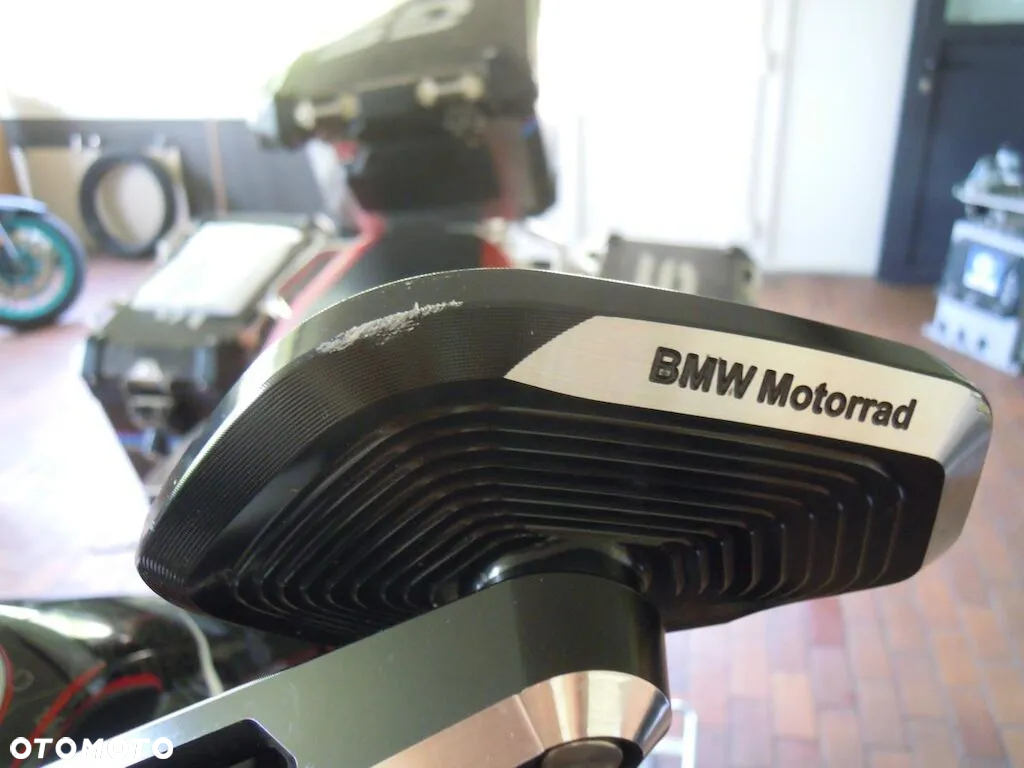 BMW R - 8
