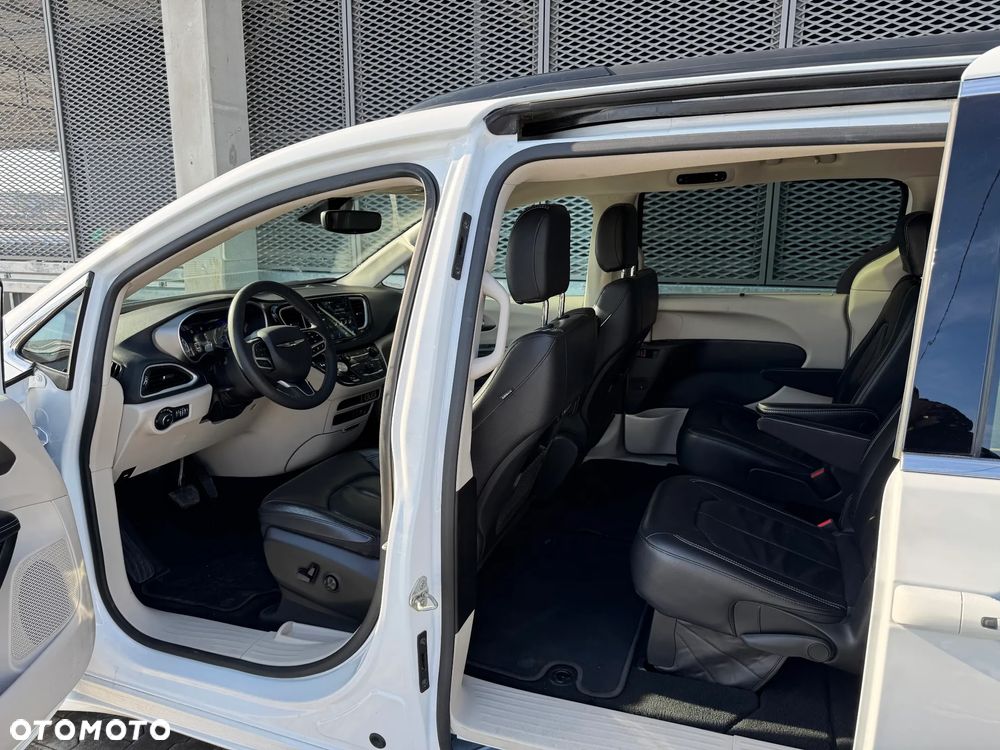 Chrysler Pacifica - 16