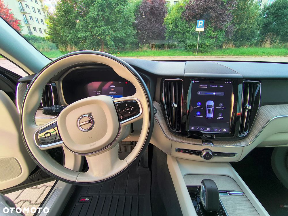 Volvo XC 60 B4 B Plus Dark - 17