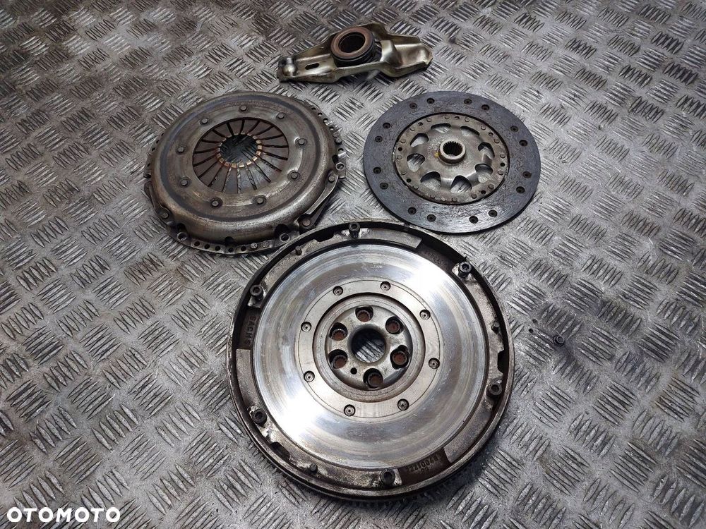 KOŁO DWUMASOWE + TARCZA + DOCISK + ŁOŻYSKO OPOROWE AUDI A4 B5 1.8 20V - 1