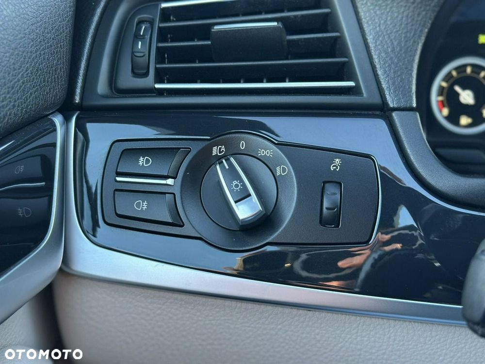 BMW Seria 5 528i xDrive - 17