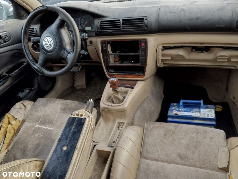 Volkswagen Passat B5 Przed Lift (97-00r.) 1.9 TDI 110KM. Silnik AFN Skrzynia DHF lakier LN5Y.Cały na części. GWARANCJA !!! Przód Tył Zestaw Komplet Drzwi Klapa Zderzak Błotnik Maska Grill Atrapa Szyba Pas Lampa Lusterko Boczki Fotel Kanapa Kokpit Deska Rozdzielcza Przełącznik Włącznik Sterownik Przewody Wiązka Instalacja Moduł Komputer Czujnik Listwa Pompa Alternator Wtryski Głowica Rozrusznik Kompresor Sprzęgło Dwumas Silnik Skrzynia ABS Klimatyzacji Paliwa Wspomagania Kolektor Turbina Przepustnica Zawór Chłodnica Koło Hak Belka Sanki Zawieszenie Mcpherson Półoś Amortyzator Wydech Tłumik Zacisk Most - 8