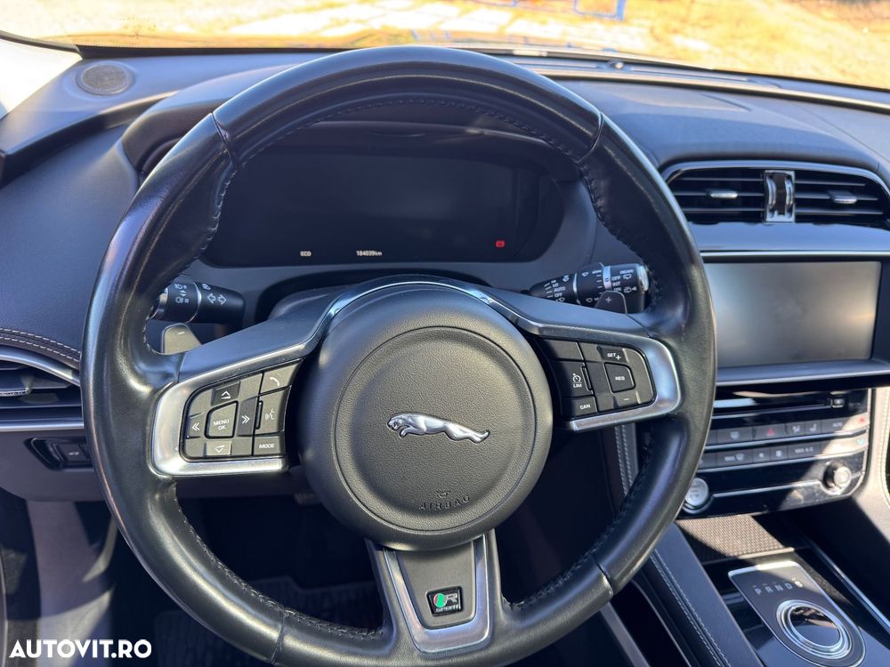 Jaguar F-Pace 20d AWD Aut. R-Sport - 13