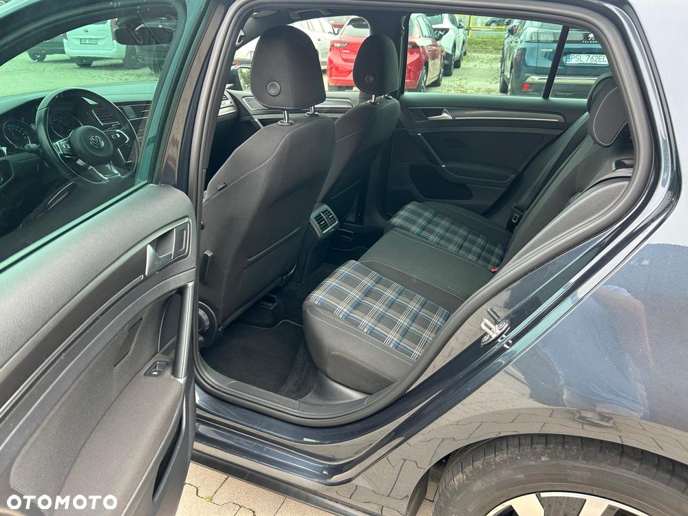 Volkswagen Golf - 22