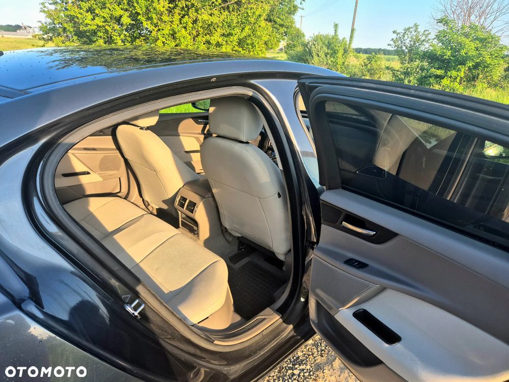 Jaguar XE 20d Prestige - 12
