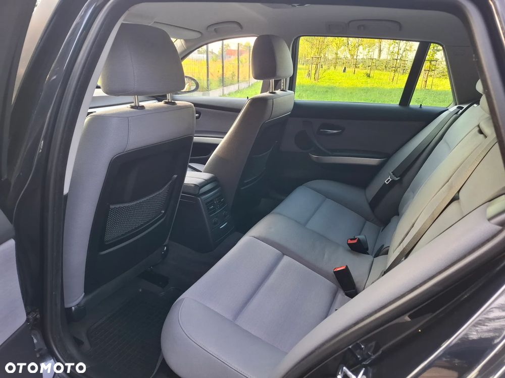 BMW Seria 3 320i Touring - 13