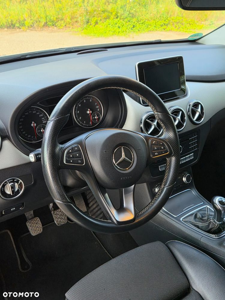 Mercedes-Benz Klasa B 180 UrbanStyle Edition - 23
