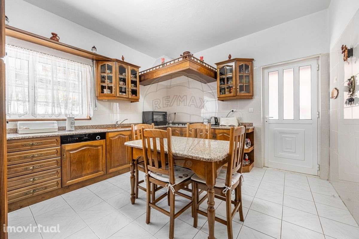 Moradia T4 com Anexo, Jardim e Terraço em Vale S.Cosme - Grande imagem: 4/45