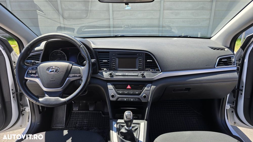 Hyundai Elantra 1.6 CRDI Comfort - 9