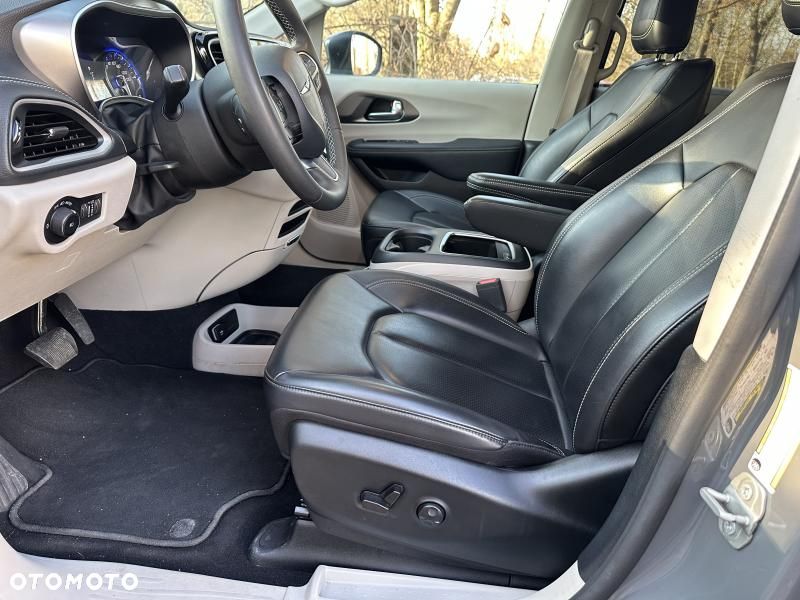 Chrysler Pacifica - 5
