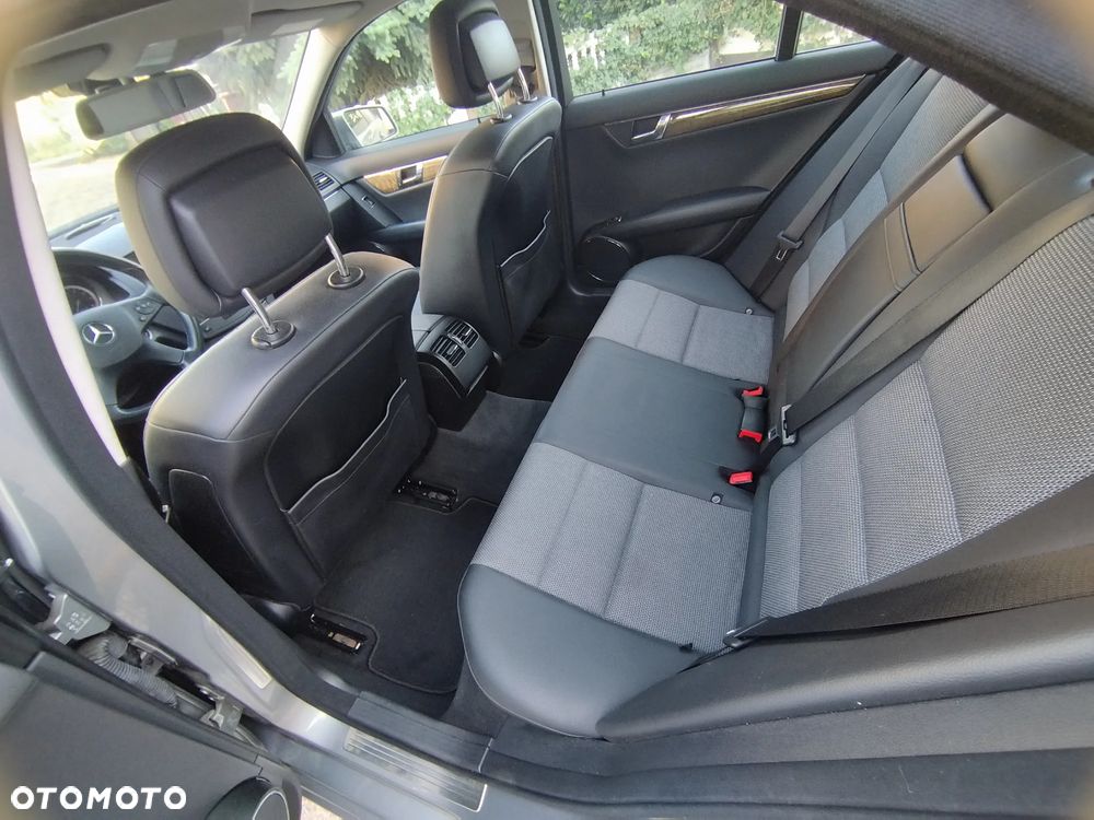 Mercedes-Benz Klasa C 180 CGI Automatik BlueEFFICIENCY Avantgarde - 16