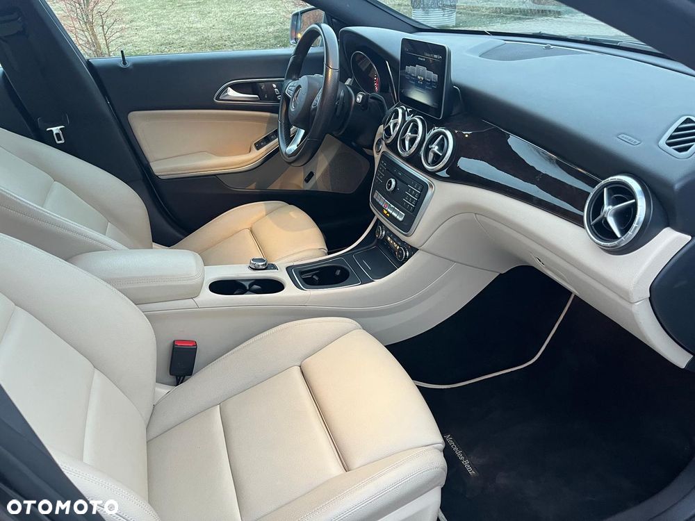 Mercedes-Benz CLA 250 4Matic 7G-DCT - 13