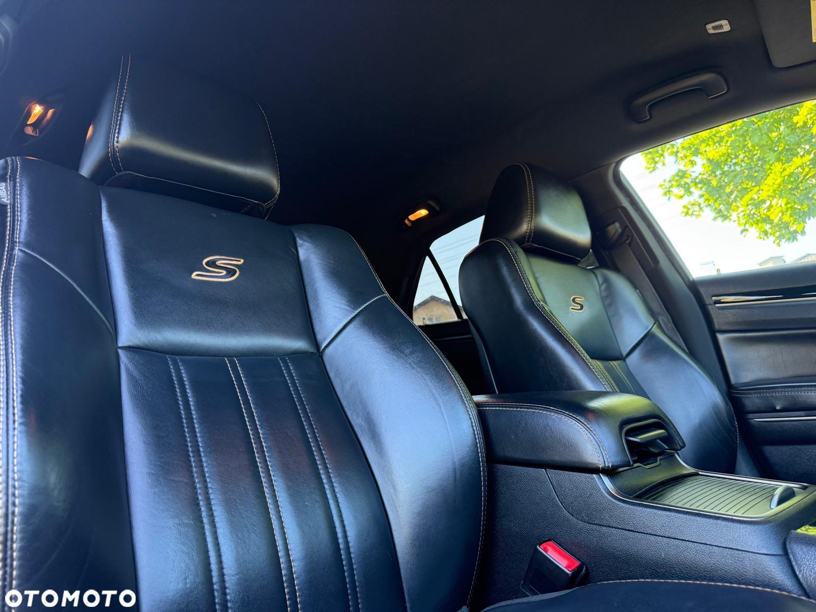 Chrysler 300s - 15