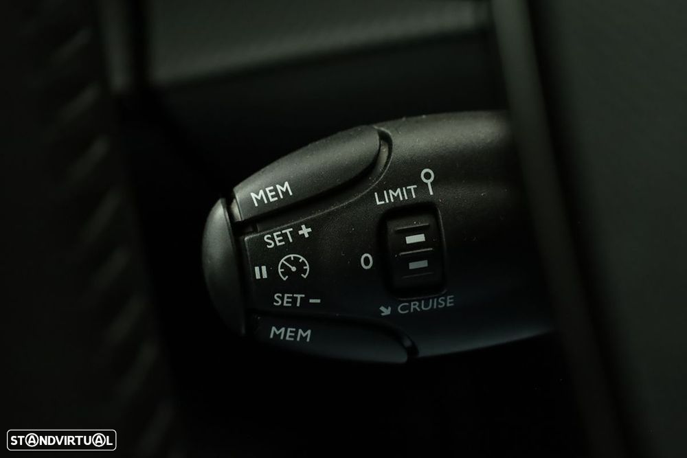 Peugeot 2008 1.2 PureTech Allure - 17