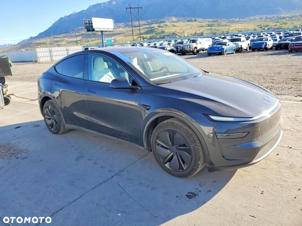 Tesla Model Y - 3