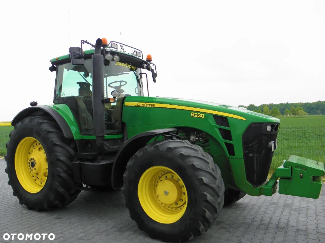 John Deere 8230 POWERSHIFT , Amortyzowna przednia os, Nie Malowany , Stan Bardzo Dobry - 2