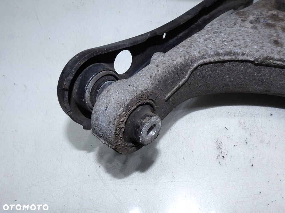 PIASTA ZWROTNICA LEWY TYŁ AUDI A4 B7 - 10