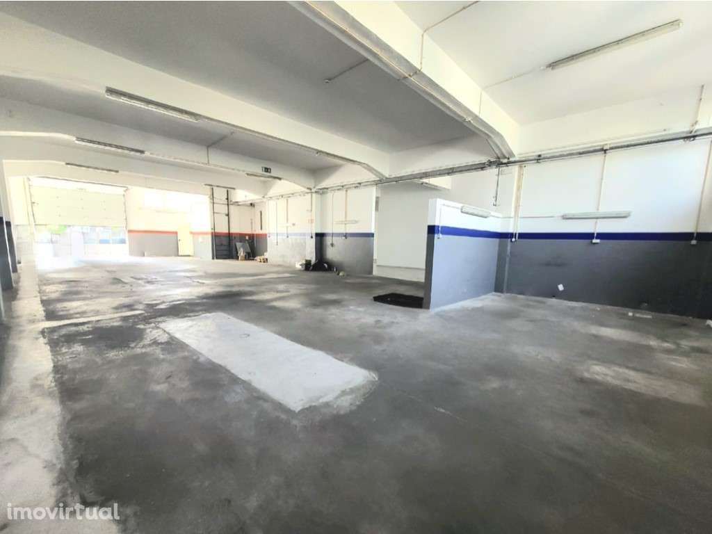 Armazém amplo junto ao metro do Senhor Roubado - Grande imagem: 3/31