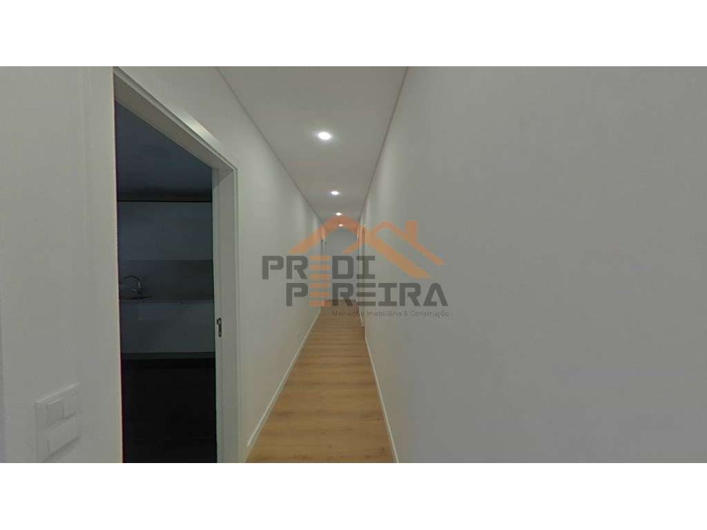 Apartamento T3, novo, com varanda e box para dois carros, situado n... - Grande imagem: 5/28