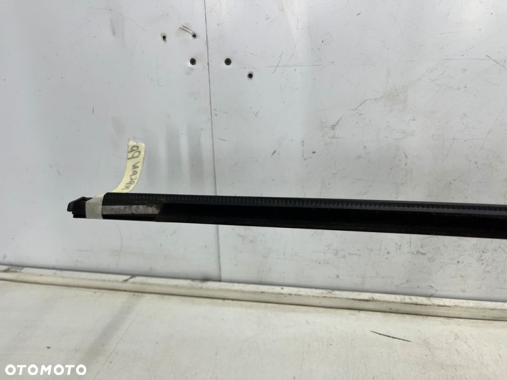 Listwa Porsche Macan 95b 14r czarny mat prawa przednia listwa zgarniająca uszczelka zewnętrzna drzwi - 12